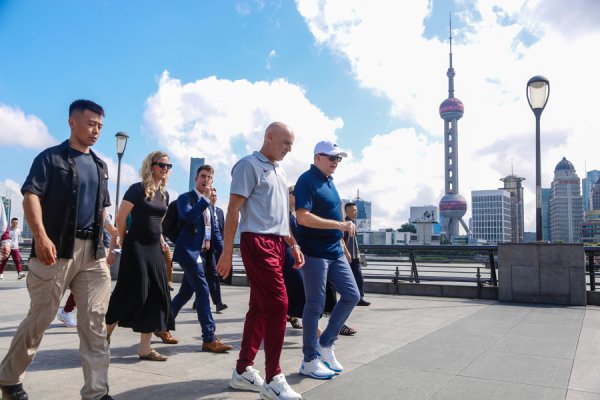 俊升配资 澳大利亚总理在上海外滩散步时，为啥受赠这件印有名字的10号球衣？